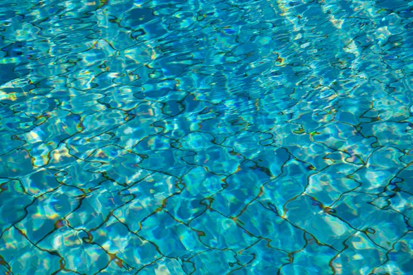 Vatten poolen mönster textur bakgrund. Bakgrund att infoga bilder och text. Naturlig bakgrund med solen reflex — Stockfoto