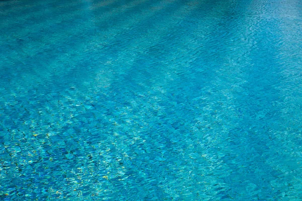 Vatten poolen mönster textur bakgrund. Bakgrund att infoga bilder och text. Naturlig bakgrund med solen reflex — Stockfoto