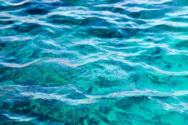 サンゴ礁は、澄んだ青い水を介して表示されます。美しい青い海の波の写真をクローズ アップ。ビーチで海や海での休暇。背景画像とテキストを挿入します。観光、旅行. — ストック写真