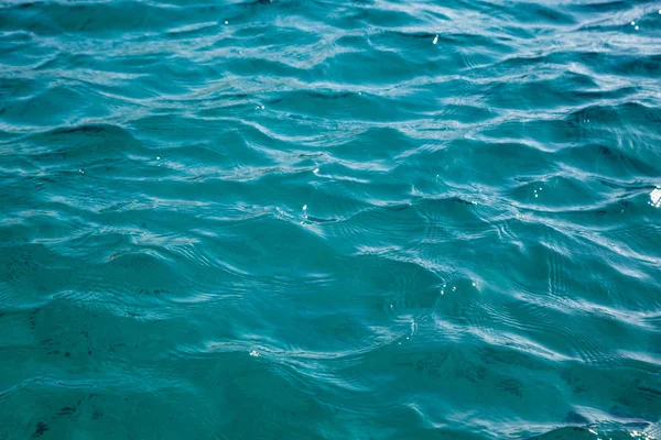 Vackra kust med sand och vatten. Blue sea wave fotografi närbild. semester på havet eller havet. Bakgrund att infoga bilder och text. Turism, resor. — Stockfoto