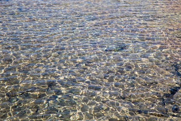 砂と水と美しい海岸線。青い海の波の写真をクローズ アップ。海や海での休暇。背景画像とテキストを挿入します。観光、旅行. — ストック写真