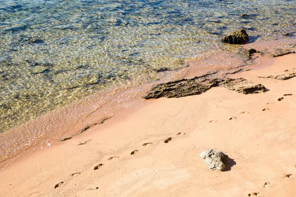 Vackra kust med sand och vatten. Blue sea wave fotografi närbild. semester på havet eller havet. Bakgrund att infoga bilder och text. Turism, resor. — Stockfoto