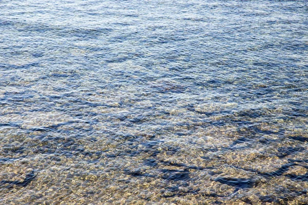 Bella costa con sabbia e acqua. fotografia blu dell'onda marina da vicino. vacanza al mare o all'oceano. Sfondo per inserire immagini e testo. Turismo, viaggi . — Foto Stock