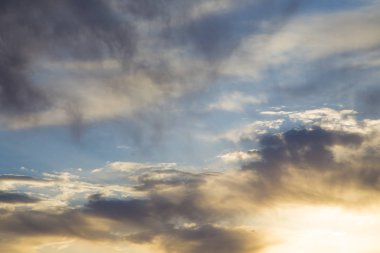 Nazik cumulus bulutları ile parlak mavi gökyüzü. Pembe vanilya cennet. Arka plan doğal yaz ve Bahar.