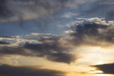 Nazik cumulus bulutları ile parlak mavi gökyüzü. Pembe vanilya cennet. Arka plan doğal yaz ve Bahar.