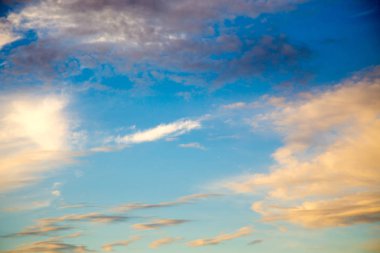 Nazik cumulus bulutları ile parlak mavi gökyüzü. Pembe vanilya cennet. Arka plan doğal yaz ve Bahar.