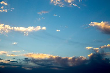 Nazik cumulus bulutları ile parlak mavi gökyüzü. Pembe vanilya cennet. Arka plan doğal yaz ve Bahar.