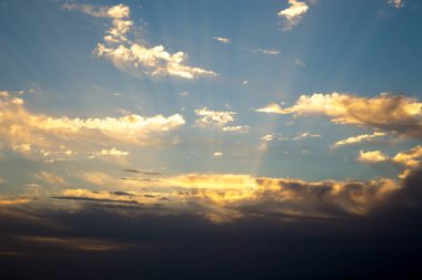 Nazik cumulus bulutları ile parlak mavi gökyüzü. Pembe vanilya cennet. Arka plan doğal yaz ve Bahar.