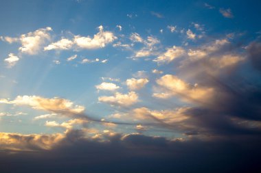 Nazik cumulus bulutları ile parlak mavi gökyüzü. Pembe vanilya cennet. Arka plan doğal yaz ve Bahar.