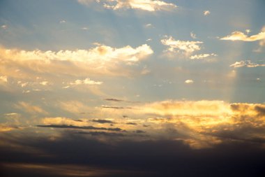 Nazik cumulus bulutları ile parlak mavi gökyüzü. Pembe vanilya cennet. Arka plan doğal yaz ve Bahar.