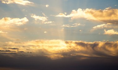 Nazik cumulus bulutları ile parlak mavi gökyüzü. Pembe vanilya cennet. Arka plan doğal yaz ve Bahar.