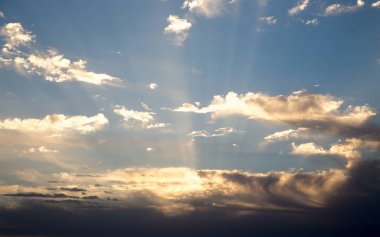 Nazik cumulus bulutları ile parlak mavi gökyüzü. Pembe vanilya cennet. Arka plan doğal yaz ve Bahar.