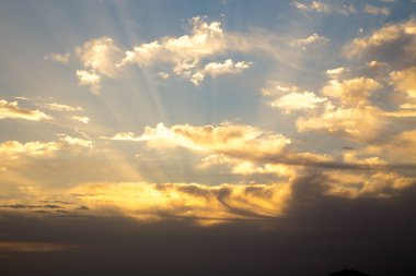 Nazik cumulus bulutları ile parlak mavi gökyüzü. Pembe vanilya cennet. Arka plan doğal yaz ve Bahar.