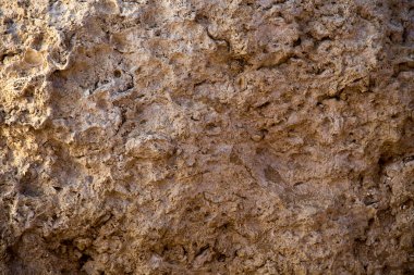 Vintage çamur duvar çölde plaj kayalar ve mercan taşları ile yapılmış. Taş eski doku duvar eski kuru mercan kahverengi renk. Doğal arka plan.