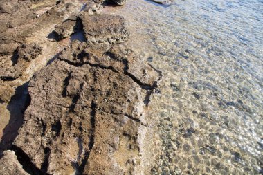 Taş kıyı şeridi. Kayalar ve su. Doğal arka plan. Su kenarına taş dokusuna