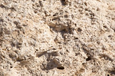 Vintage çamur duvar çölde plaj kayalar ve mercan taşları ile yapılmış. Taş eski doku duvar eski kuru mercan kahverengi renk. Doğal arka plan.