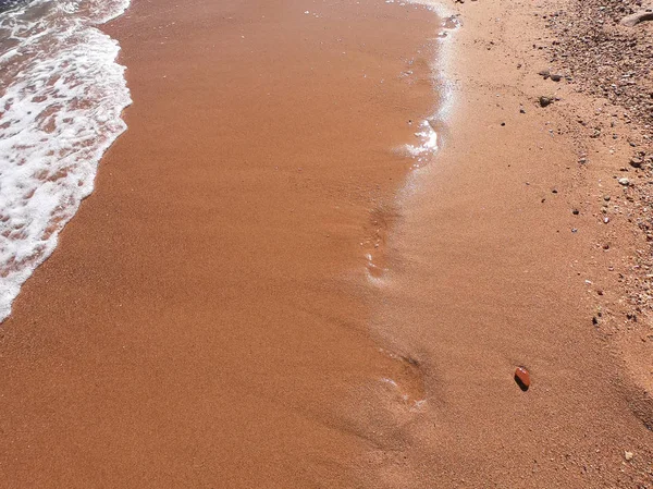 海の波。美しい青い海の波の写真をクローズ アップ。ビーチで海や海での休暇。背景画像とテキストを挿入します。観光、旅行. — ストック写真