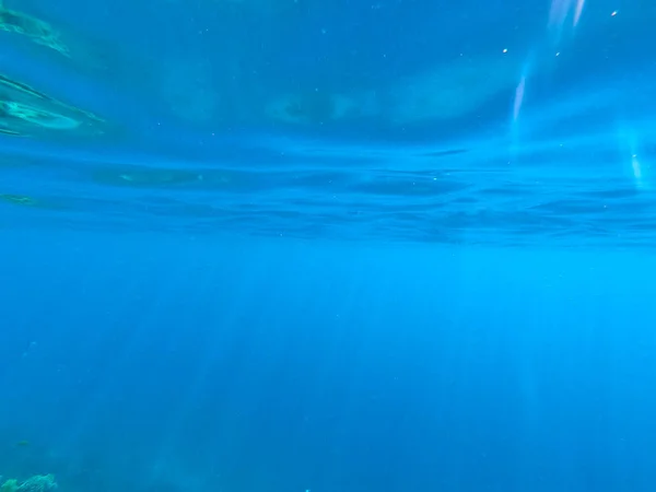 Piękna tekstura morza i wody oceanu. niebieskim tle. Fotografia podwodna. Red Sea, Egipt. — Zdjęcie stockowe