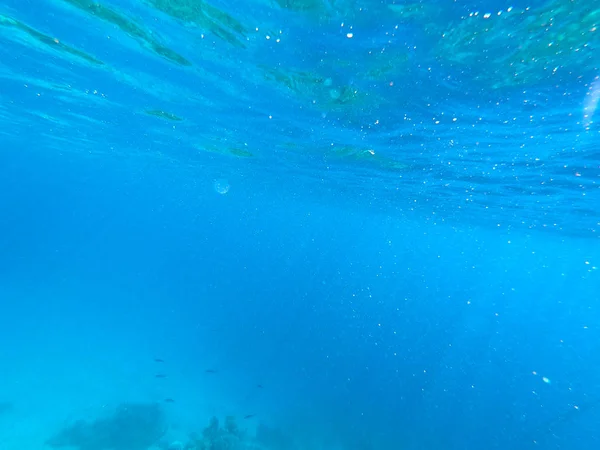 Piękna tekstura morza i wody oceanu. niebieskim tle. Fotografia podwodna. Red Sea, Egipt. — Zdjęcie stockowe