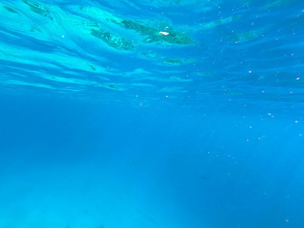 Krásná textura moře a oceánská voda. modré pozadí. Podvodní fotografie. Rudé moře, Egypt. — Stock fotografie