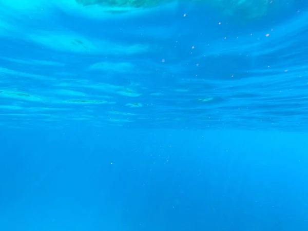 바다와 바다물의 아름다운 질감. 파란색 배경입니다. 수중 사진. 홍해, 이집트. — 스톡 사진