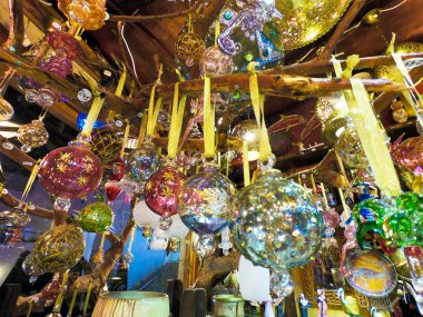 Şarm El Şeyh, Mısır - 18 Mart 2019: Soho Square alışveriş ve eğlence kompleksi. Güzel cam toplar ve oyuncaklar. Parlak oryantal lambalar.