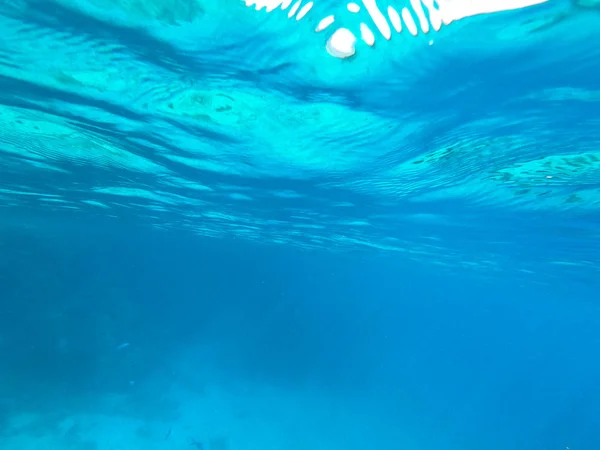 美丽的海洋和海洋的质地。蓝色背景。水下摄影。红海， 埃及. — 图库照片