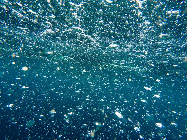 Las burbujas de aire bajo el agua se elevan. Hermosa textura de mar y agua del océano. Fondo azul aéreo. Fotografía submarina . —  Fotos de Stock