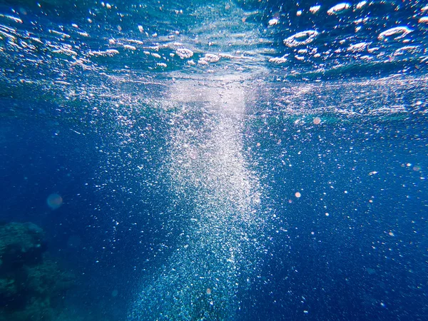 Pęcherzyki powietrza pod wodą wzrosnąć. Piękna tekstura morza i wody oceanu. Lotnicze niebieskie tło. Fotografia podwodna. — Zdjęcie stockowe