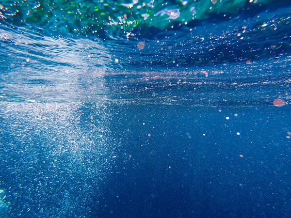 Pęcherzyki powietrza pod wodą wzrosnąć. Piękna tekstura morza i wody oceanu. Lotnicze niebieskie tło. Fotografia podwodna. — Zdjęcie stockowe