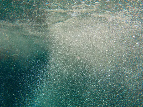 As bolhas de ar sob a água sobem. Bela textura de mar e água do oceano. Fundo azul aéreo. Fotografia subaquática . — Fotografia de Stock