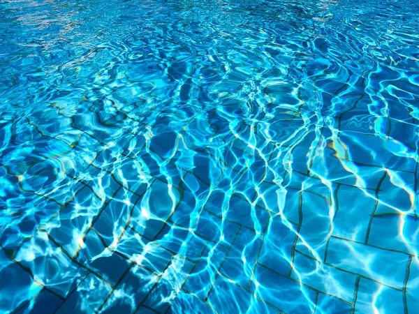 Acqua limpida e trasparente in piscina. Foto subacquea della piscina regolamentare. Fondo blu piscina d'acqua fondo. Tema estivo . — Foto Stock
