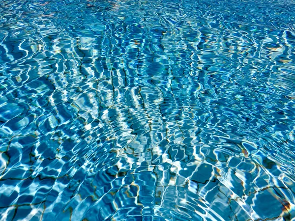 Água clara transparente na piscina. Foto subaquática da piscina reguladora. Fundo fundo da piscina de água azul. Tema de verão . — Fotografia de Stock