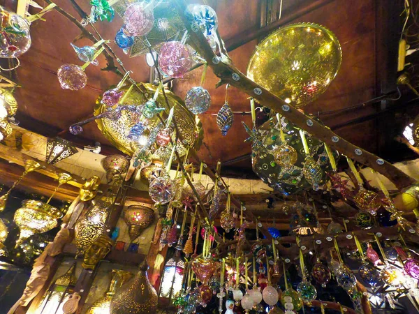 SHARM EL SHEIKH, EGYPTE - 18 mars 2019 : Complexe commercial et de divertissement Soho Square. Belles boules de verre et jouets. Lampes orientales lumineuses . — Photo