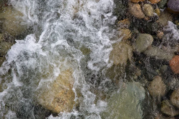 Vatten i berget Raging River. Vacker natur bakgrund av stenar och vatten. Konsistens av klart vatten och snabb flod. Bakgrund för att infoga text. Turism och resor. — Stockfoto