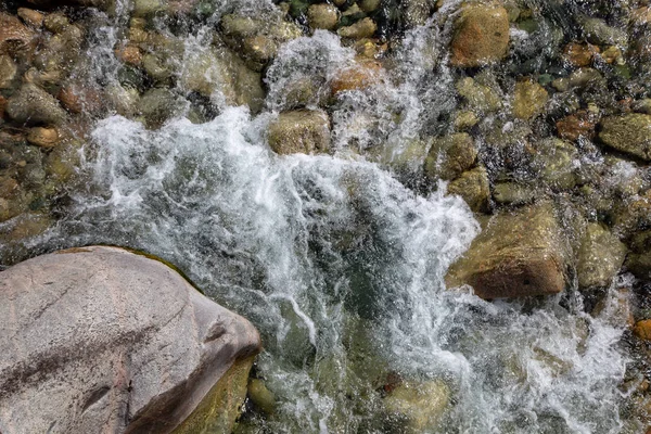 Azgın nehirdeki su. Taşların ve suyun güzel doğal arka planı. Berrak su ve hızlı nehir dokusu. Metin eklemek için arka plan. Turizm ve seyahat. — Stok fotoğraf