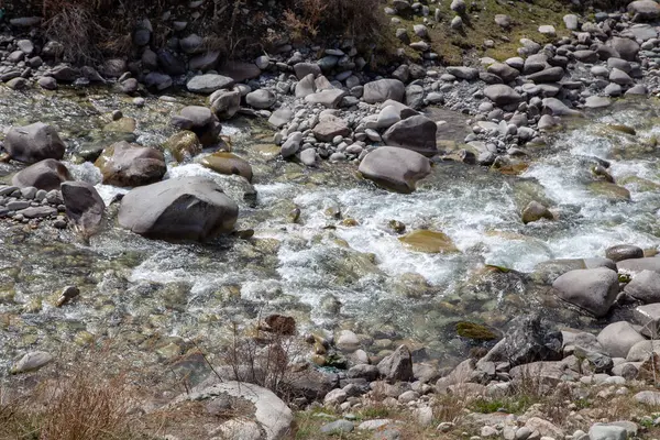 Bergs vårlandskap. Mountain River, blå himmel. Dag efter stad i fjällen. Vårhumör. Grönt gräs. — Stockfoto