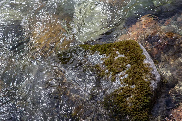 Agua en la montaña río furioso. Hermoso fondo natural de piedras y agua. Textura de agua clara y río rápido. Fondo para insertar texto. Turismo y viajes . — Foto de Stock