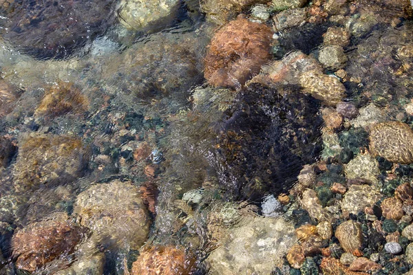 Water in de berg razende rivier. Prachtige natuurlijke achtergrond van stenen en water. Textuur van helder water en snelle rivier. Achtergrond om tekst in te voegen. Toerisme en reizen. — Stockfoto