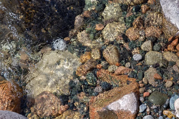 De l'eau dans la rivière montagneuse. Beau fond naturel de pierres et d'eau. Texture d'eau claire et rivière rapide. Contexte pour insérer du texte. Tourisme et voyages . — Photo