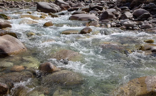 Vatten i berget Raging River. Vacker natur bakgrund av stenar och vatten. Konsistens av klart vatten och snabb flod. Bakgrund för att infoga text. Turism och resor. — Stockfoto