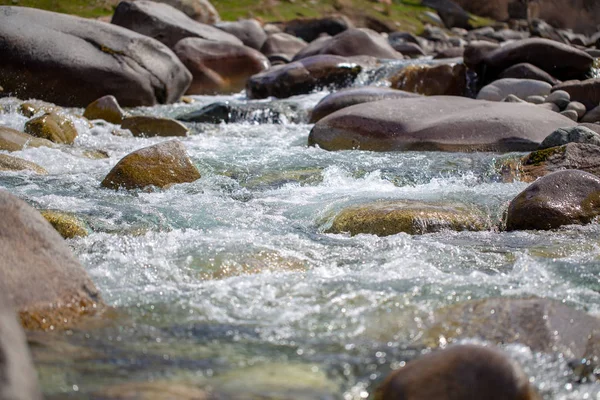 Vatten i berget Raging River. Vacker natur bakgrund av stenar och vatten. Konsistens av klart vatten och snabb flod. Bakgrund för att infoga text. Turism och resor. — Stockfoto