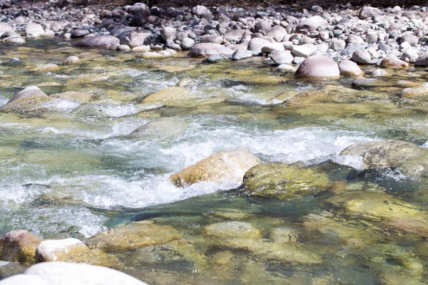 Vatten i berget Raging River. Vacker natur bakgrund av stenar och vatten. Konsistens av klart vatten och snabb flod. Bakgrund med kopierings utrymme — Stockfoto