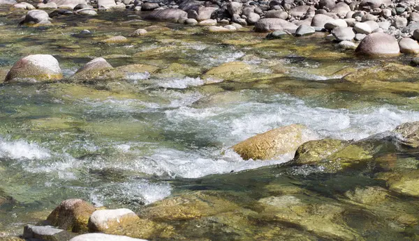 Vatten i berget Raging River. Vacker natur bakgrund av stenar och vatten. Konsistens av klart vatten och snabb flod. Bakgrund med kopierings utrymme — Stockfoto