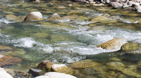 Vatten i berget Raging River. Vacker natur bakgrund av stenar och vatten. Konsistens av klart vatten och snabb flod. Bakgrund med kopierings utrymme — Stockfoto