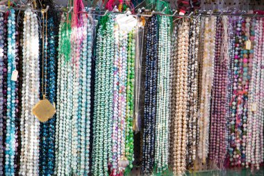 Çok renkli el yapımı boncuklar. Boncuk renkli arka plan. Modaya uygun bir kadın zanaatı. Taşların süsü. Yaratıcılık için alışveriş yapın.