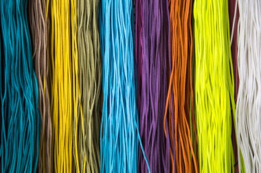 Renkli Halat String Arka Plan. Deri halatlar renkli arka plan. Modaya uygun bir kadın zanaatı. Dekorasyon için malzeme. Yaratıcılık için alışveriş yapın.