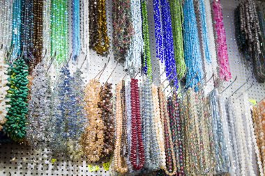 Çok renkli el yapımı boncuklar. Boncuk renkli arka plan. Modaya uygun bir kadın zanaatı. Taşların süsü. Yaratıcılık için alışveriş yapın.