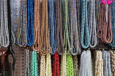 Çok renkli el yapımı boncuklar. Boncuk renkli arka plan. Modaya uygun bir kadın zanaatı. Taşların süsü. Yaratıcılık için alışveriş yapın.