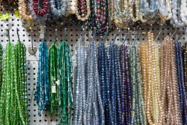 Çok renkli el yapımı boncuklar. Boncuk renkli arka plan. Modaya uygun bir kadın zanaatı. Taşların süsü. Yaratıcılık için alışveriş yapın.